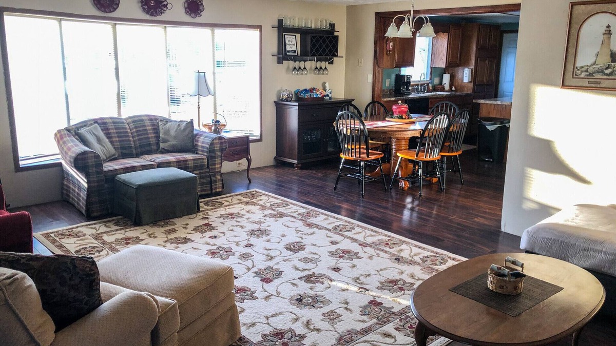 Lakeside House | 4 bedroom home located 1 mile outside the gates of Lakeside off N Shore Blvd