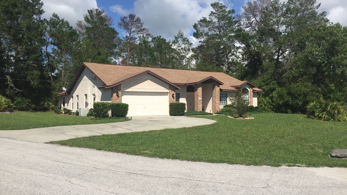 Spring Hill House | 4 Bedroom Home Retreat in Spring Hill, Heated Pool, Free Cable TV and Internet.