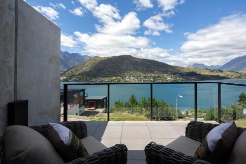 Frankton House | 4 Bedroom Home with elevated views of Lake Wakatipu & The Remarkables