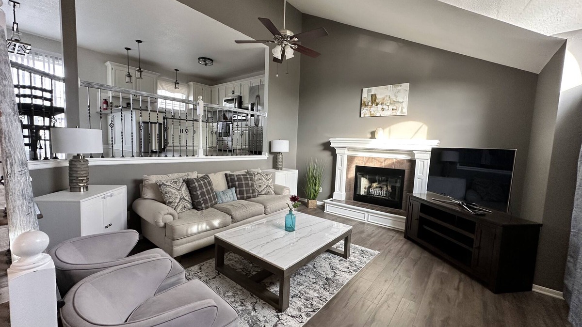 Raymore House | 4 Bedroom House 5 minutes from restaurants and shopping