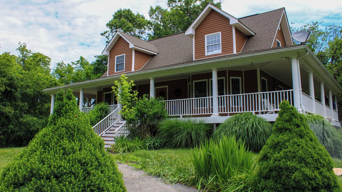 Kabletown House | 4-bedroom house close to Shenandoah River and VA wineries - WiFi, AC, trampoline