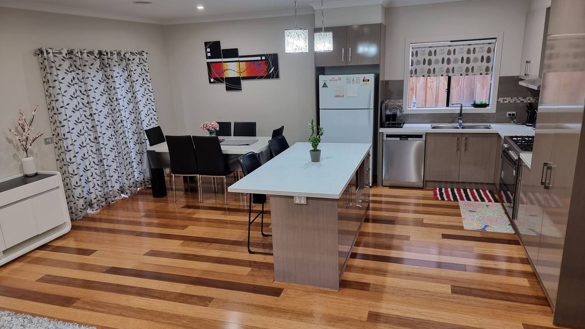 Lynbrook House | 4 Bedroom House Close to Mornington Peninsula