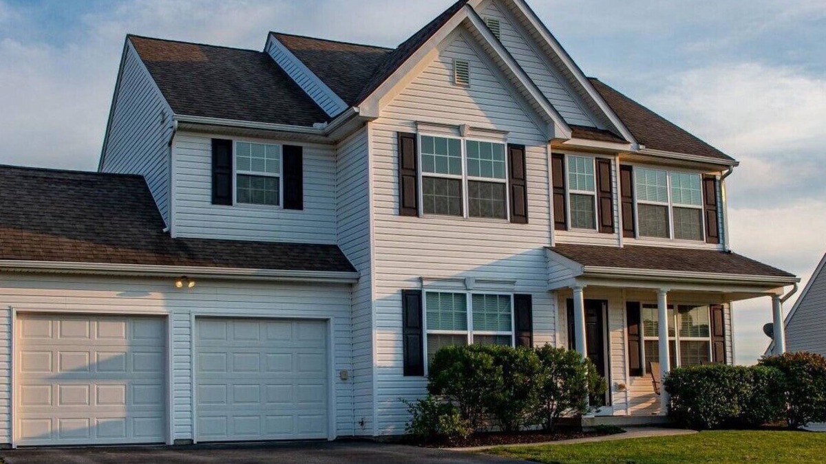 Aspers House | 4-bedroom house features elegant living spaces with high ceilings, AC, WIFI