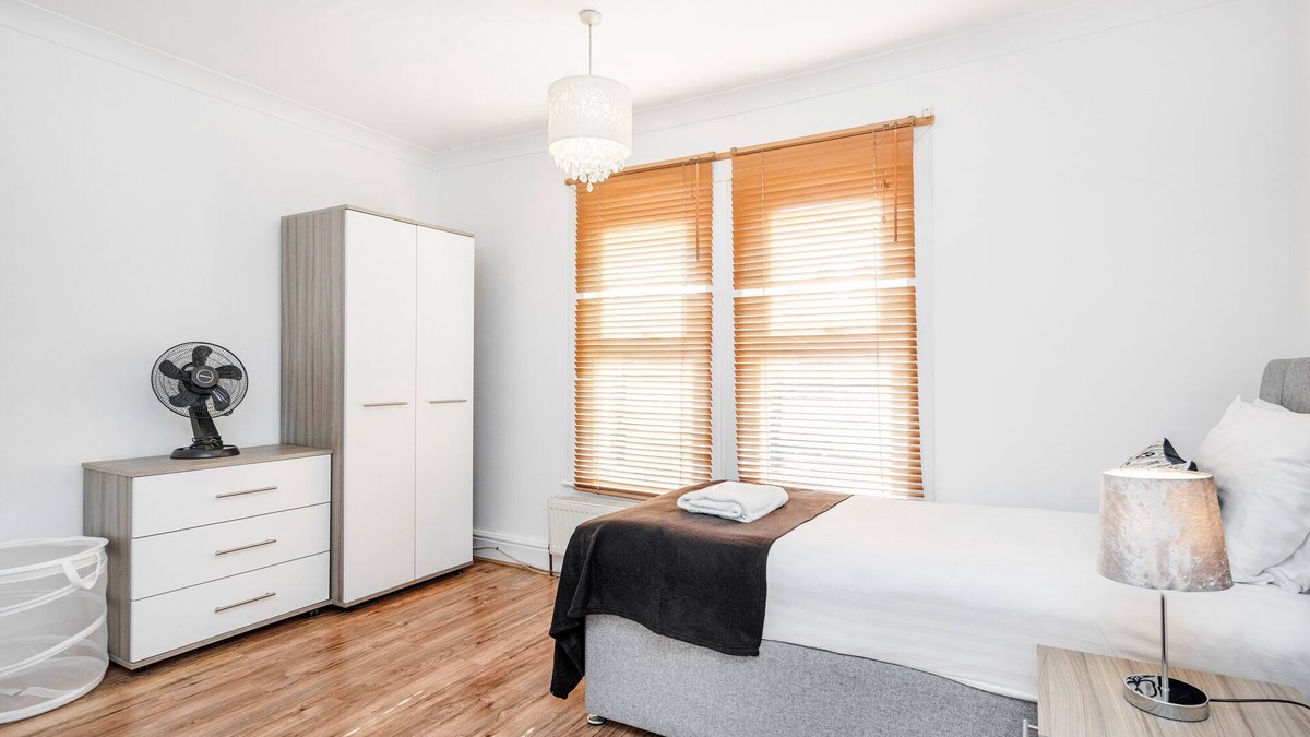 Chelmsford House | 4 bedroom House, Free Parking, Contractor's Haven