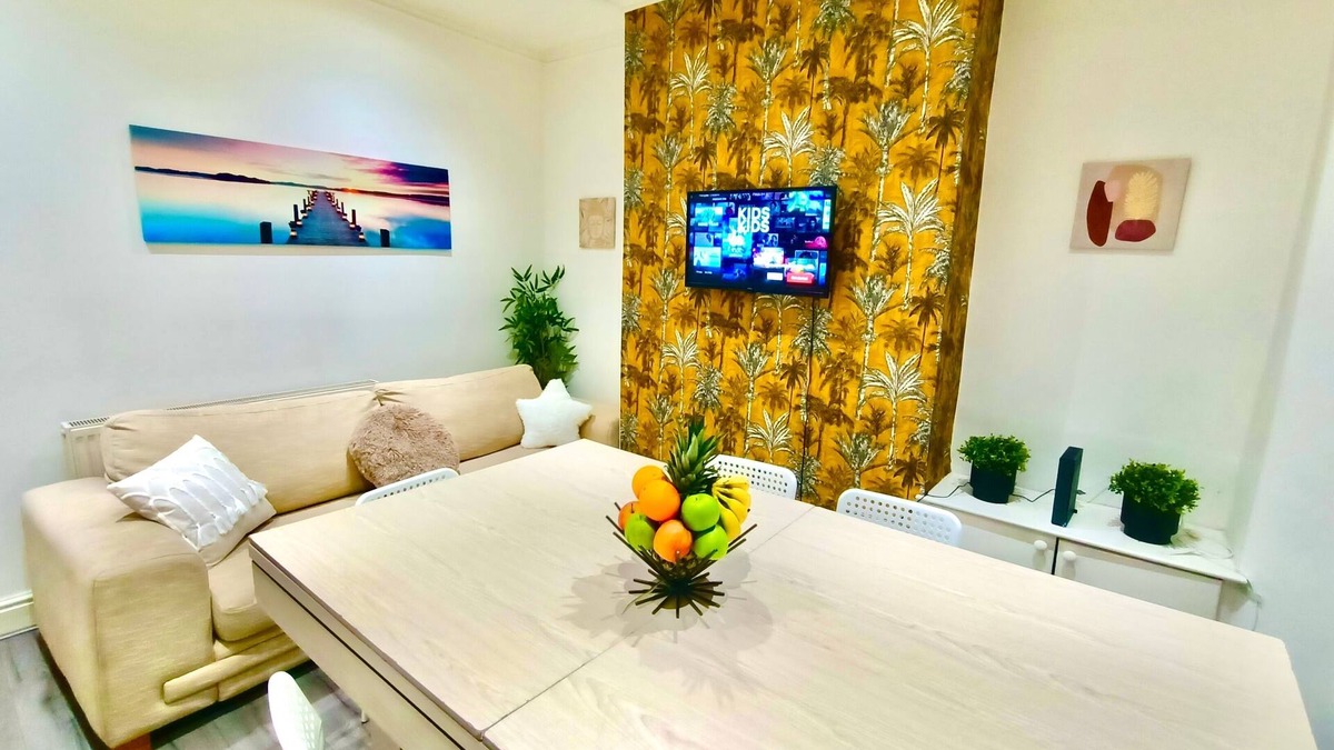 Anfield House | 4 Bedroom House in Anfield, Pool Table, Sleeps 18