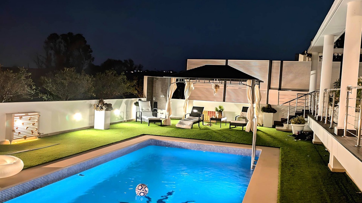 Torrent House | 4-bedroom house in delightful Torrent with fully equipped games room, AC, WiFi