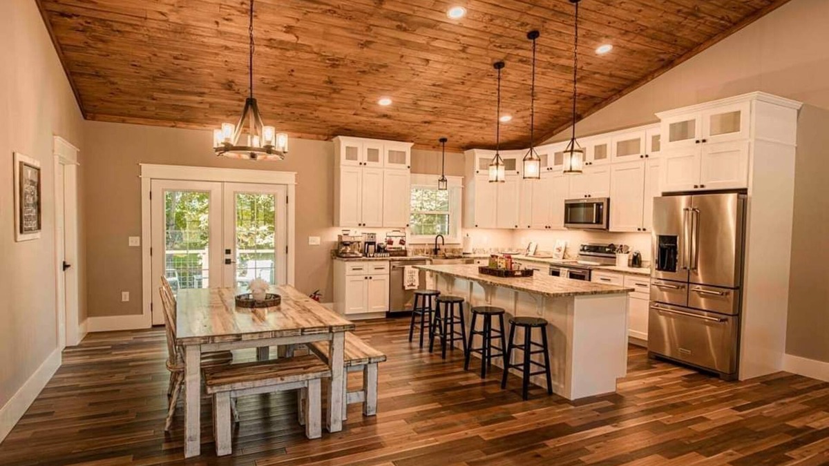 Smith Mountain Lake House | 4-bedroom house in lovely Huddleston with WiFi, AC, lakefront, kayaks, dock
