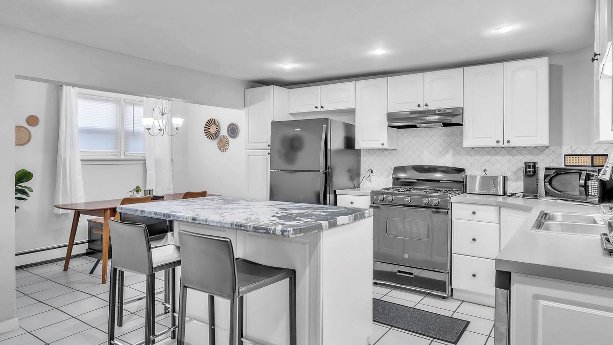 Norwich House | 4-bedroom house in Norwich with Hot tub and 13 minutes to Mohegan and Foxwoods