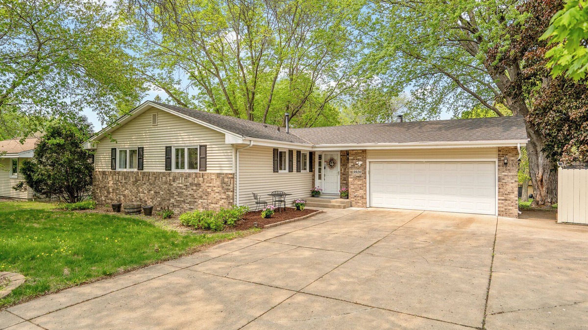 Plymouth House | 4-bedroom house in peaceful Minneapolis with AC, WiFi