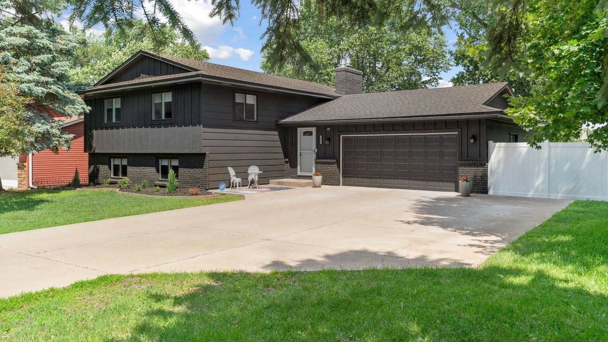 Mounds View House | 4-bedroom house in marvelous Mounds View with WiFi, AC