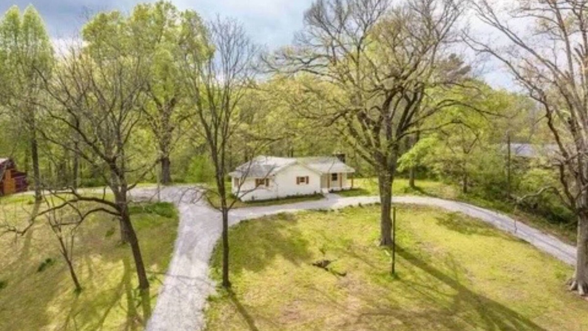 Millington House | 4-bedroom house in wonderful Millington with WiFi, AC- Pond - Barn - 9 acres -