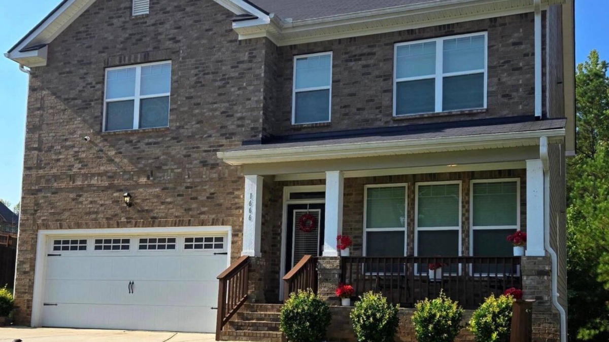 Conyers House | 4-bedroom house in wonderful Conyers with AC, fitness room/pool table/bar