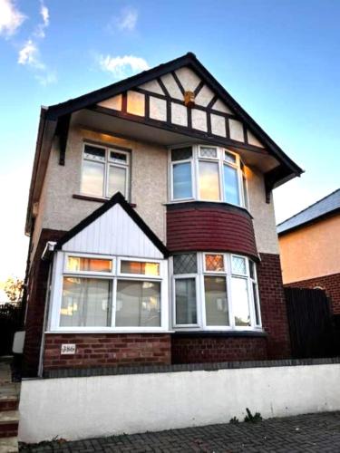 Gloucester House | 4 Bedroom House near Gloucester City Centre with Driveway - Ideal for contractors