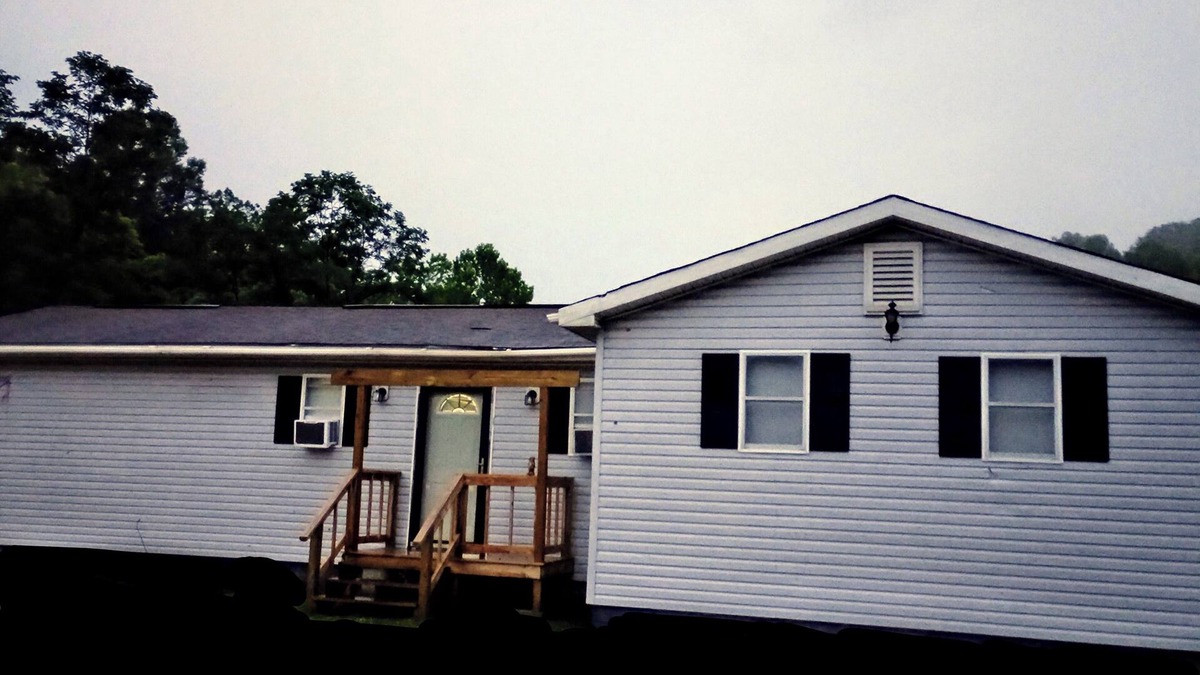 Minden House | 4 bedroom house sleeps 13 with huge backyard right before Ace Adventure resort