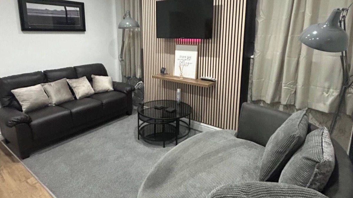 Margam House | 4 Bedroom House, Sleeps 7 - Pet Friendly & Wifi