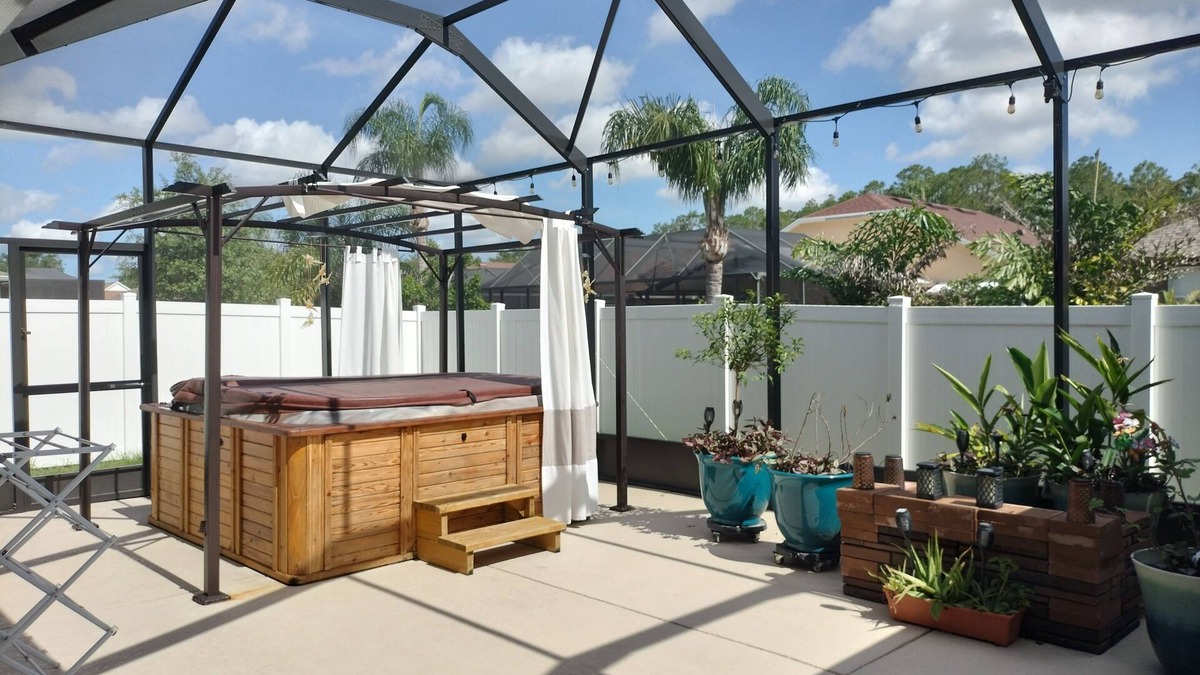 New Port Richey House | 4-bedroom house in near Trinity. Great for medical professionals. Near hospital