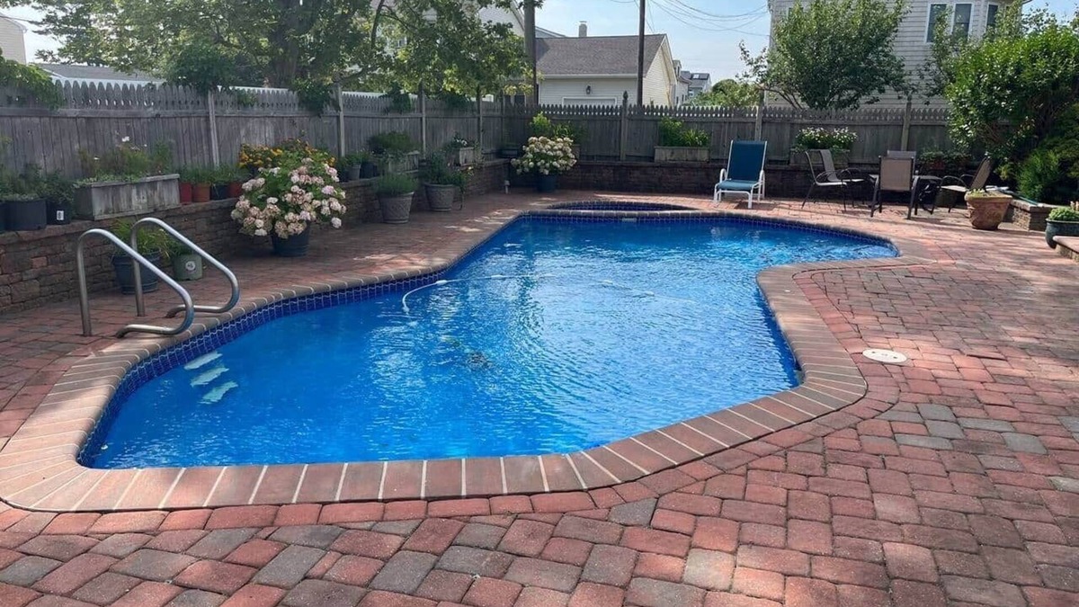 Ventnor City House | 4 bedroom house with pool and backyard on bayside.