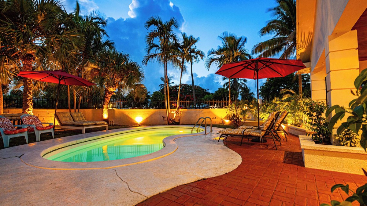 Nassau House | 4-bedroom House with private Pool - walking distance to Baha Mar and Beach