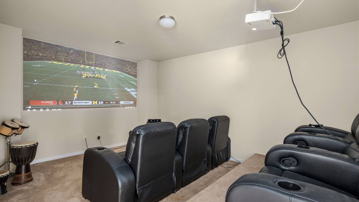 Spring House | 4 bedroom house with theatre! 10 minutes from Six Flags Hurricane Harbor!