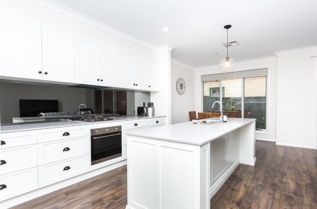 Wagga Wagga House | 4 Bedroom Inner City Townhouse - SLEEPS 9 !