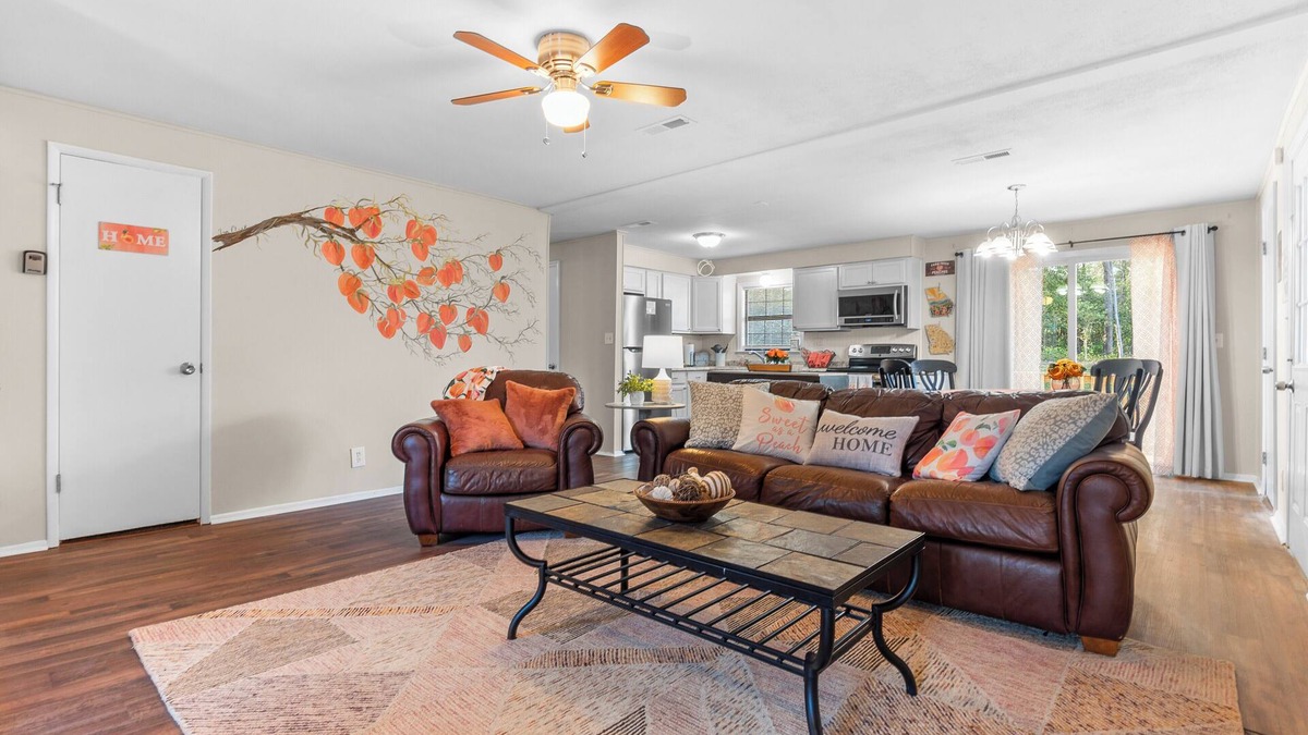 Perry House | 4 bedroom, King Bed, 4 min to Fairgrounds, TVs in all Rooms