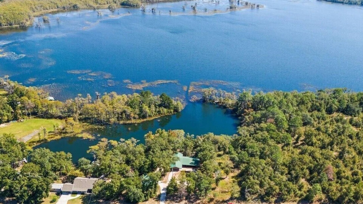 Chipley House | 4-bedroom Lake House 45 Minutes from the Beach!