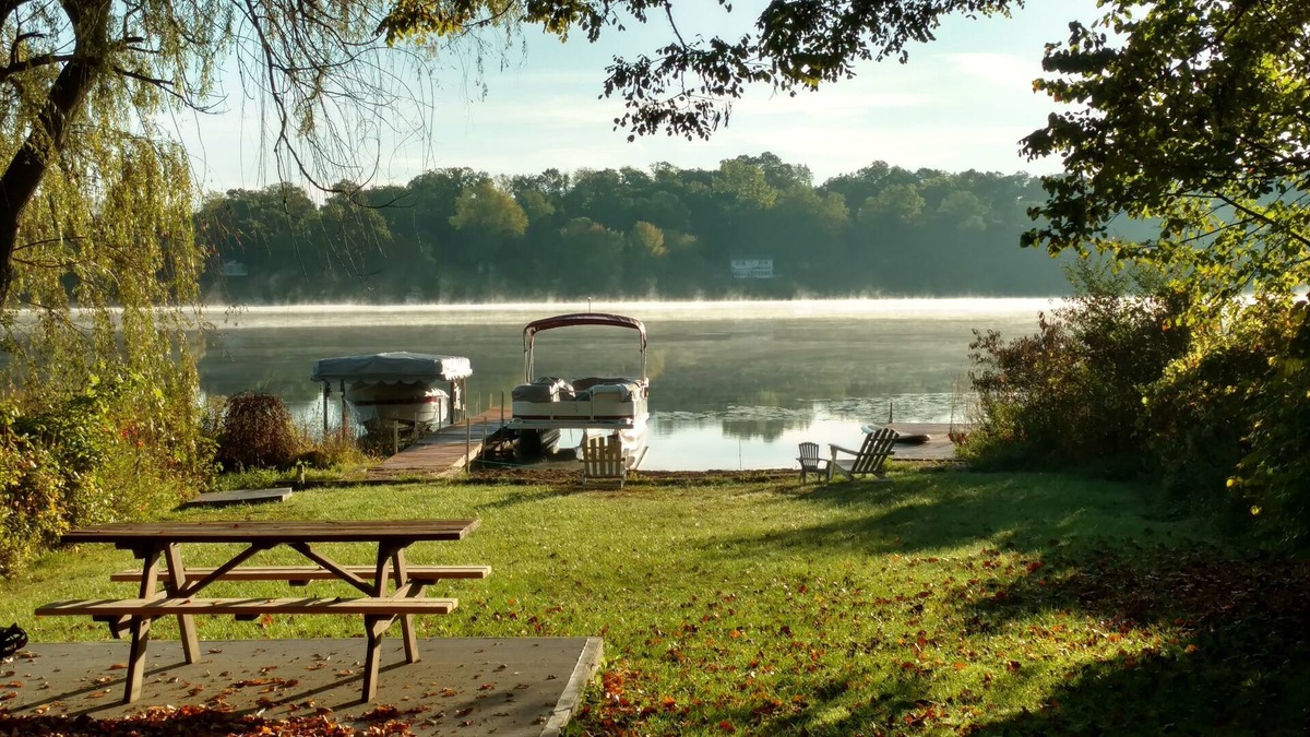 Brooklyn House | 4-Bedroom Lakehouse with Hottub and Sand Beach - Pet Friendly!