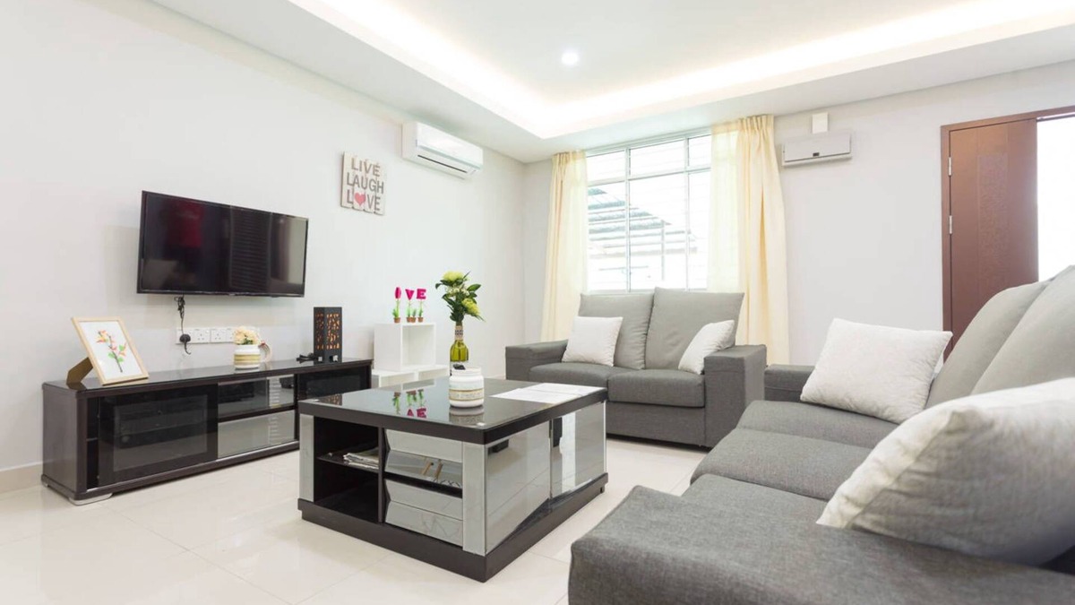 Tanjung Aru House | 4 Bedroom Landed House. Party friendly and close to beach.