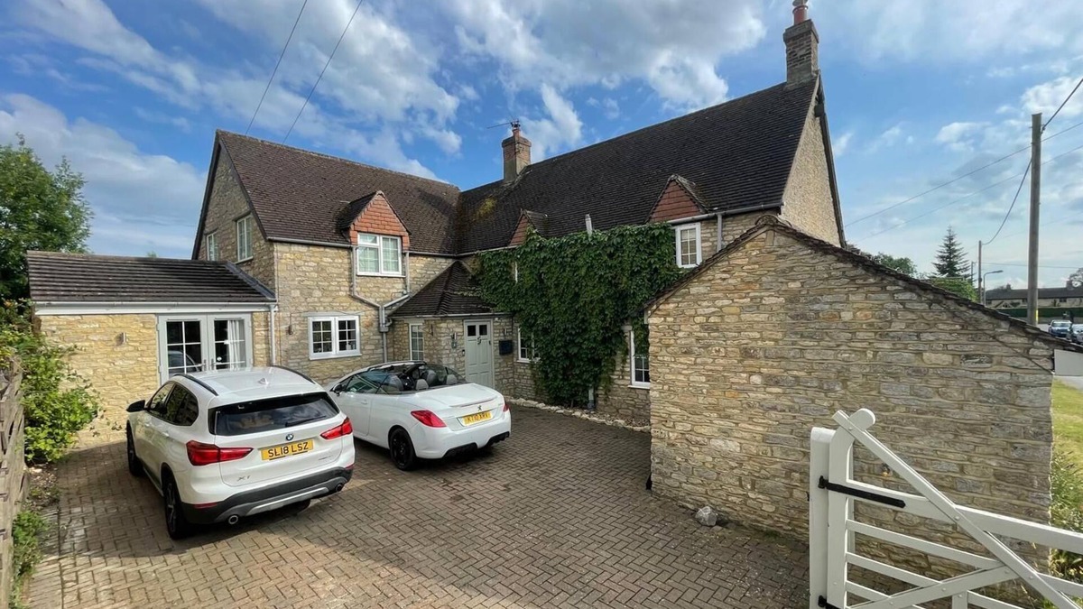 Lavendon House | 4-Bedroom Limestone Country House - Large Garden, Field view, Gazebo Fire Pit