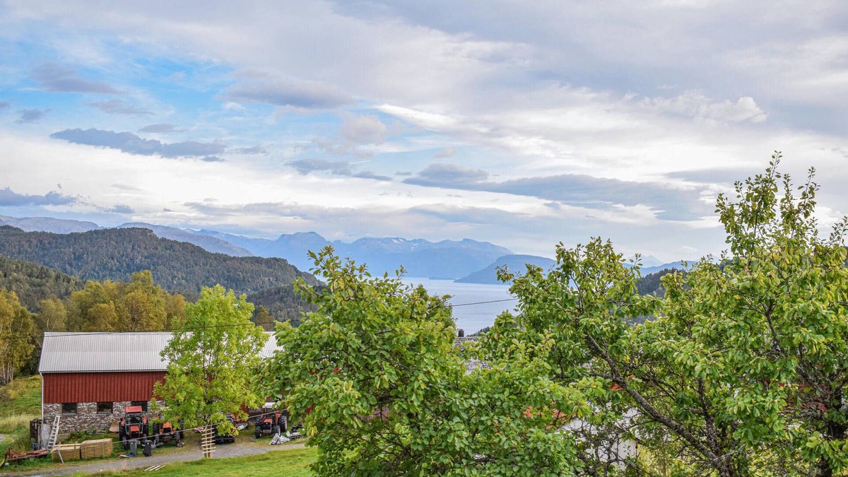 Hardangerfjord House | 4 bedroom lovely home in Strandebarm