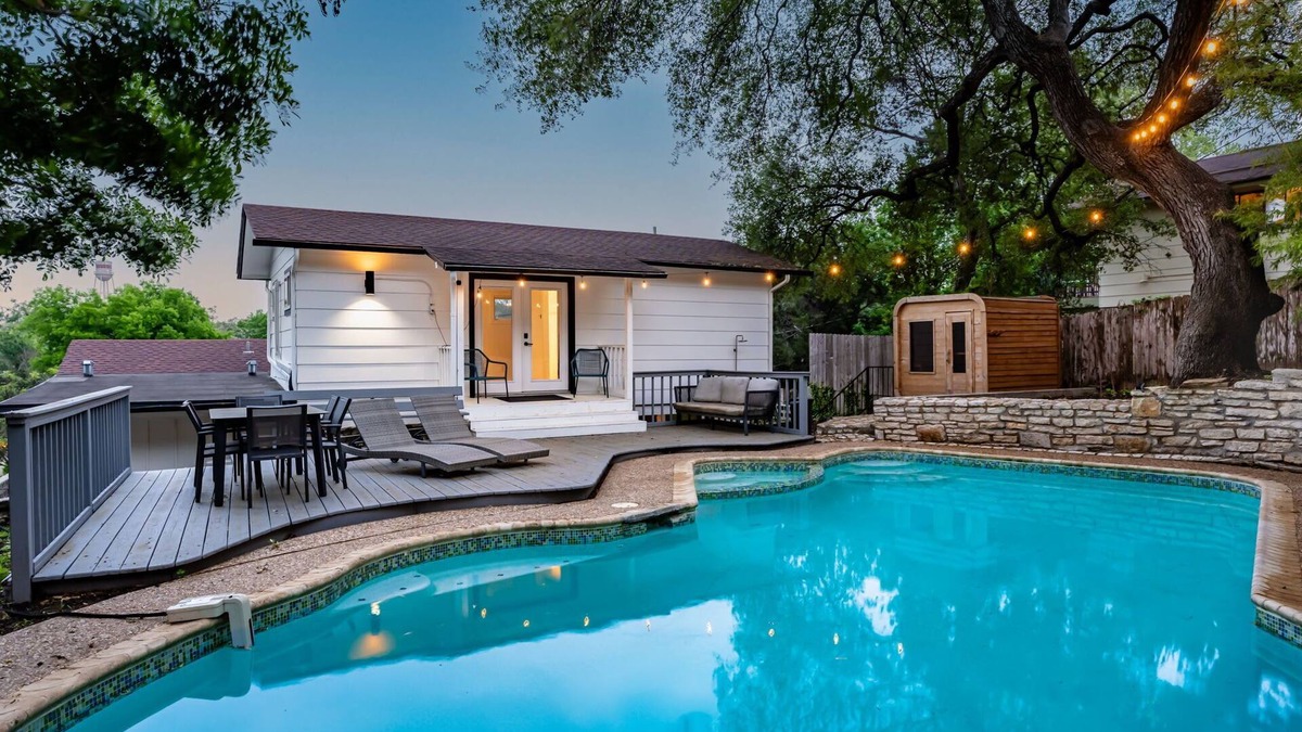 Dawson House | 4 bedroom near SoCo with a Sauna