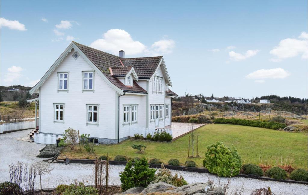 Selbjorn House | 4 Bedroom Nice Home In Bekkjarvik