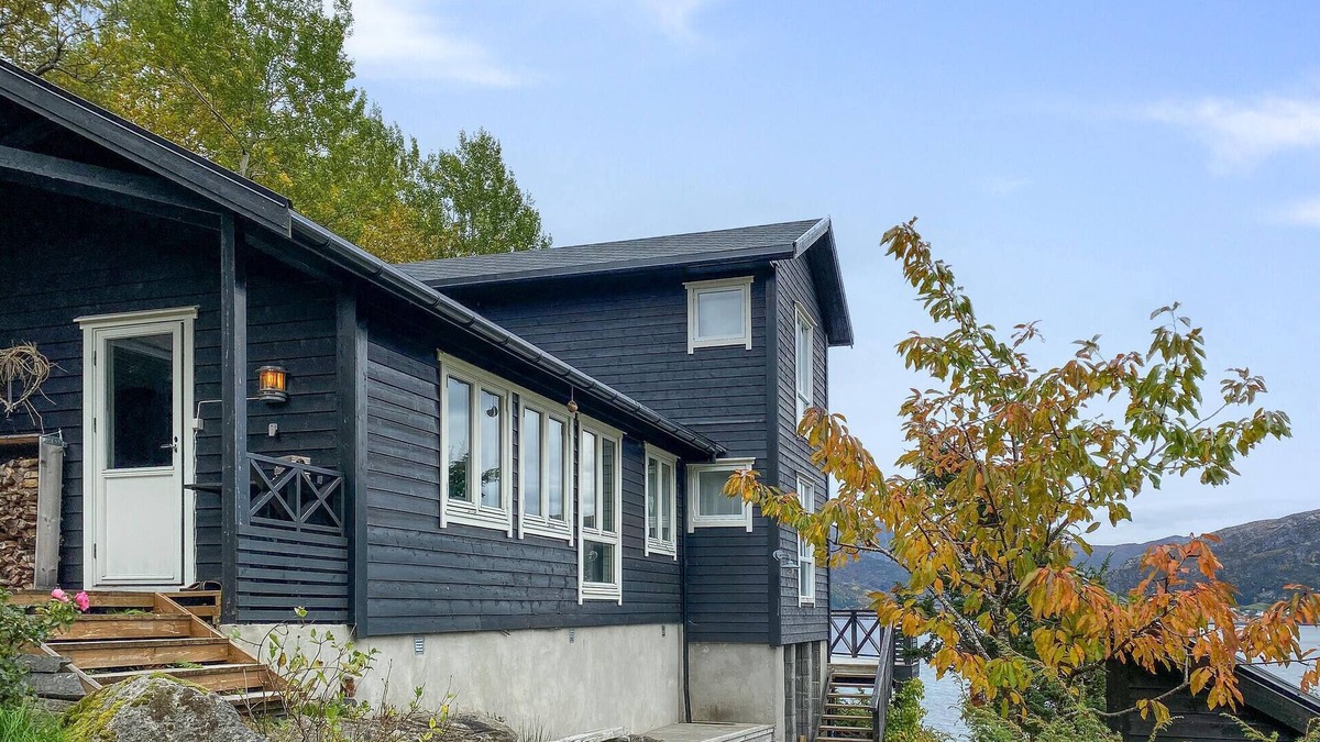 Vagsoy House | 4 bedroom nice home in Deknepollen