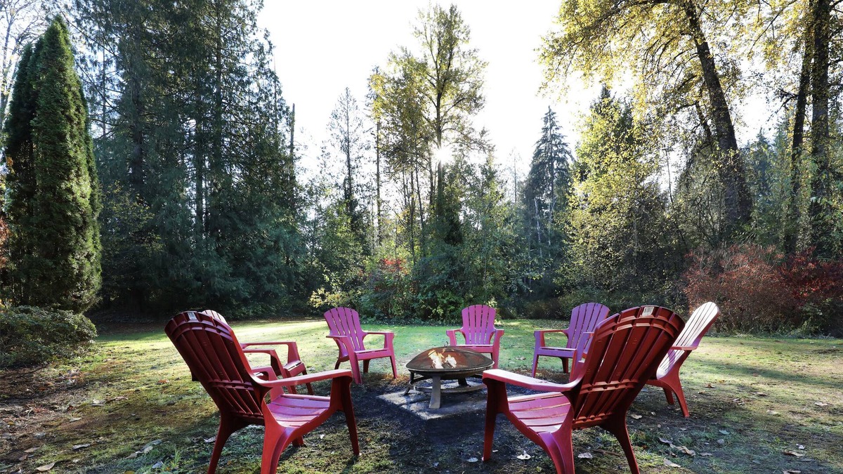 Maple Ridge House | 4 Bedroom on Acreage the heart of the city