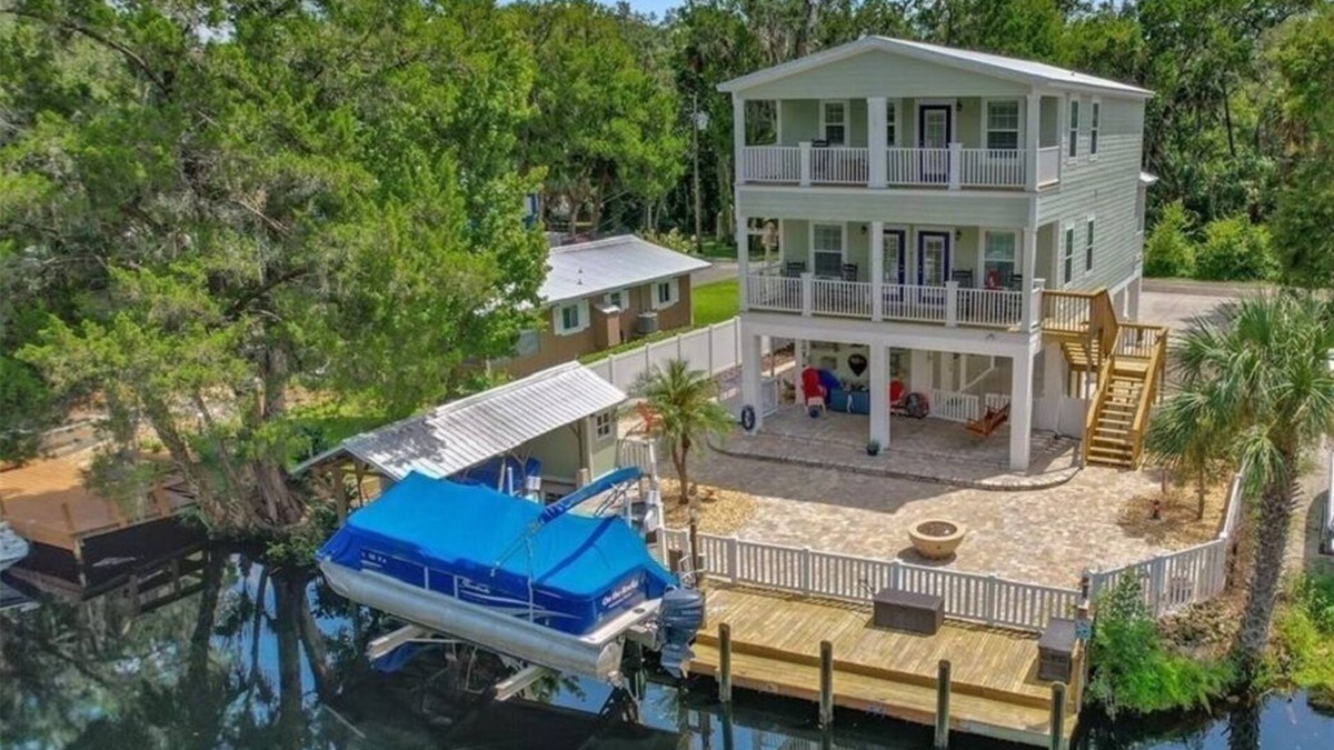 Homosassa House | 4 bedroom on deep water canal w/boat dock. Ideal quiet location. 4 kayaks.