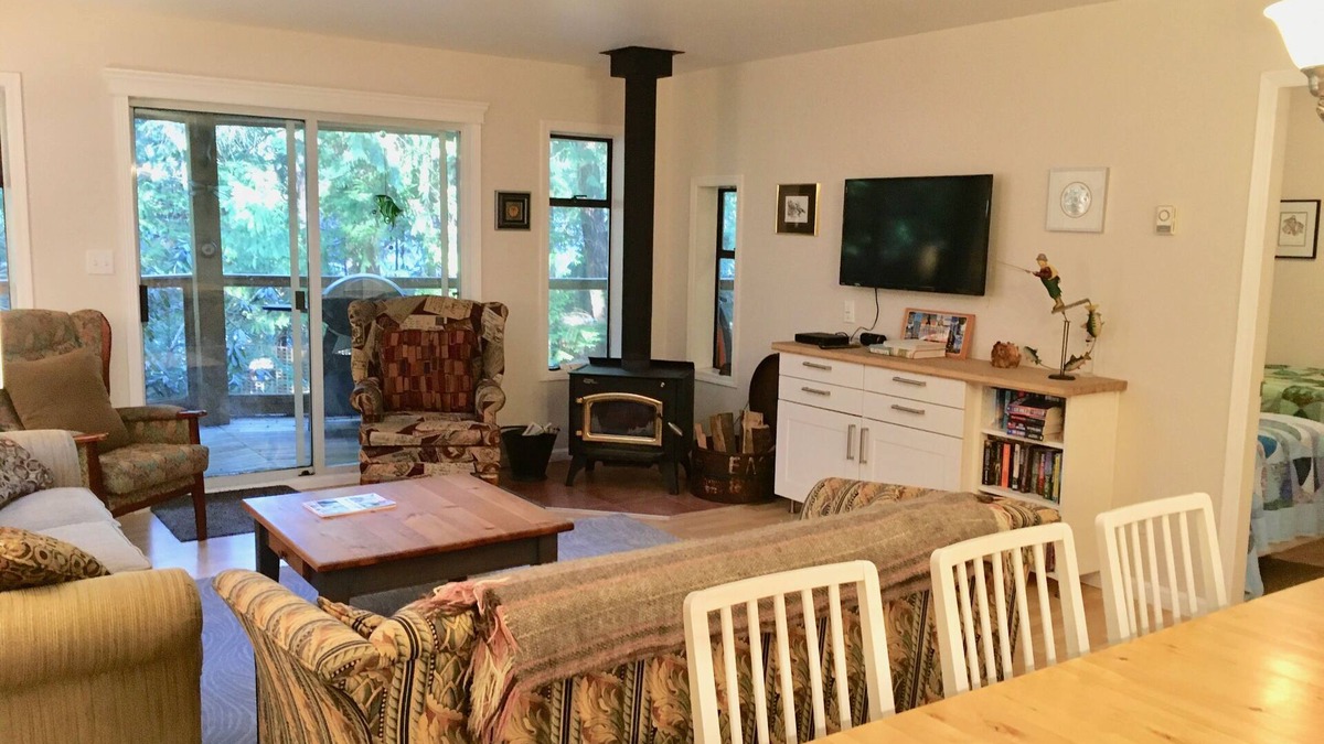 Halfmoon Bay House | 4 Bedroom Pet Friendly Cottage Quiet Secluded Waterfront Location In Secret Cove