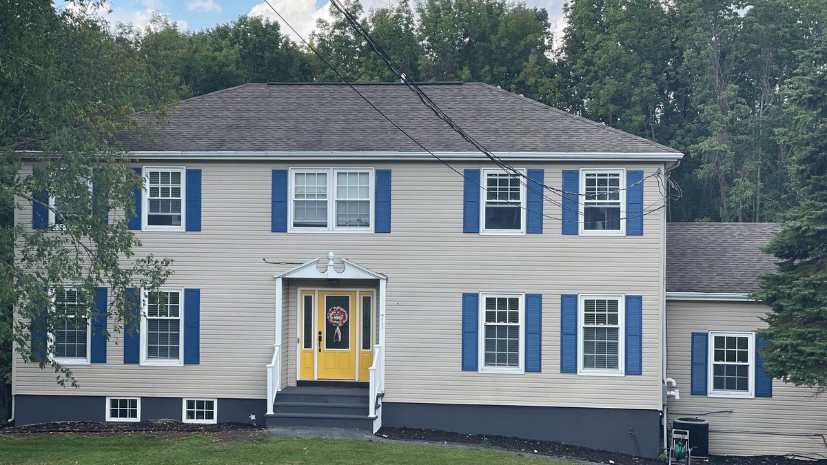 Sussex House | 4 Bedroom Pool Oasis - 10 min. to Ski & Golf