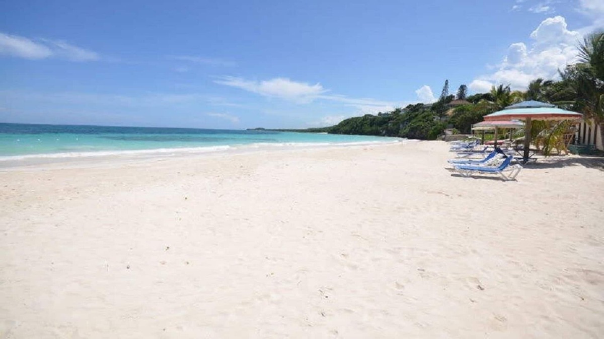 Silver Sands Villa | 4 bedroom Private beachfront Villa with Staff