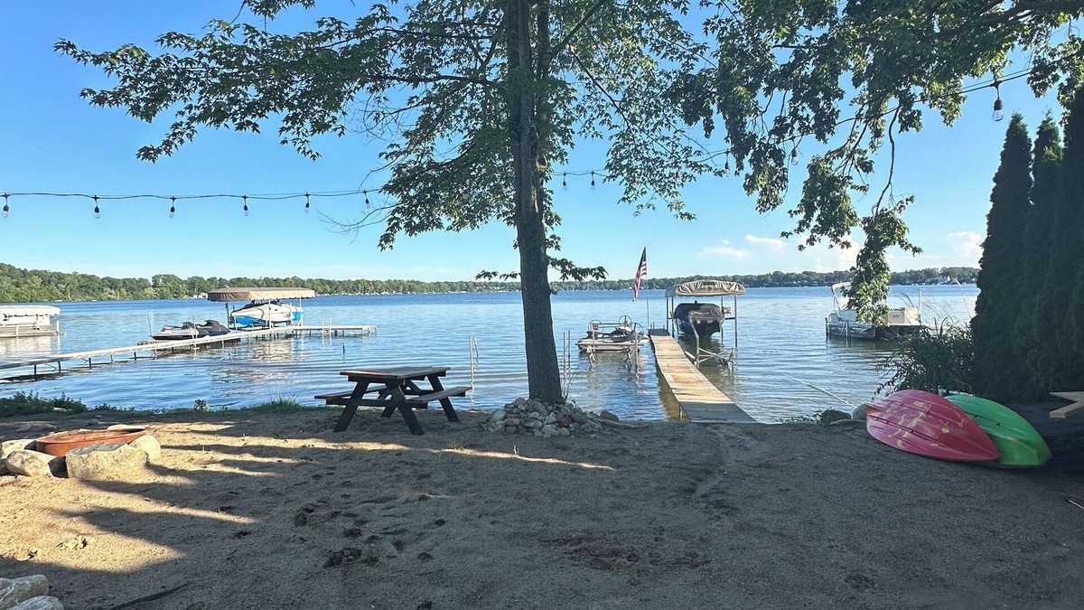 Dowagiac House | 4 bedroom Retreat at Tice beach on Indian lake