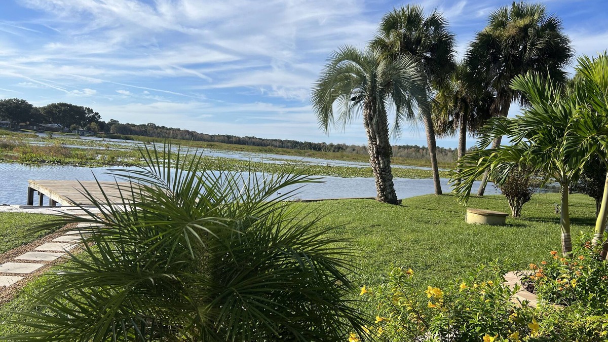 Summerfield Cottage | 4 bedroom Retreat Sleeps 11 with Dock on Lake Weir near The Villages & Orlando