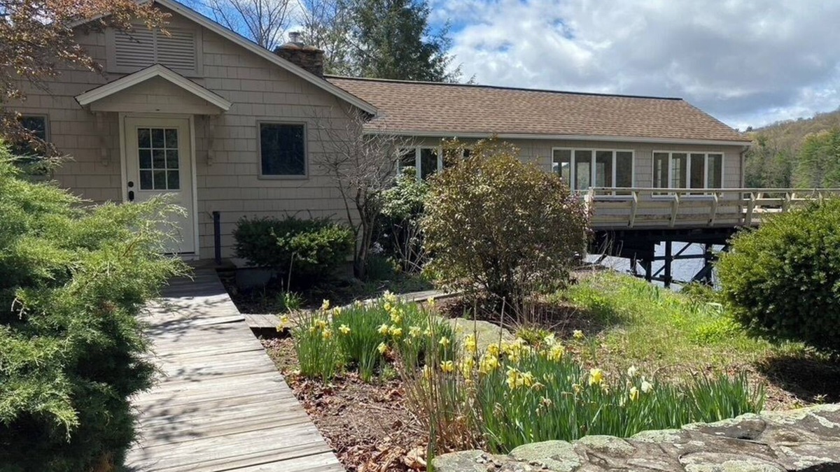 Hubbardston House | 4 Bedroom Rustic Cottage Overlooking Lake