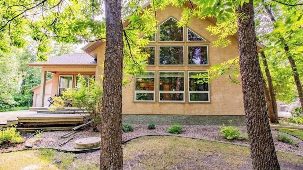 Gimli House | 4 Bedroom Steps From the Lake