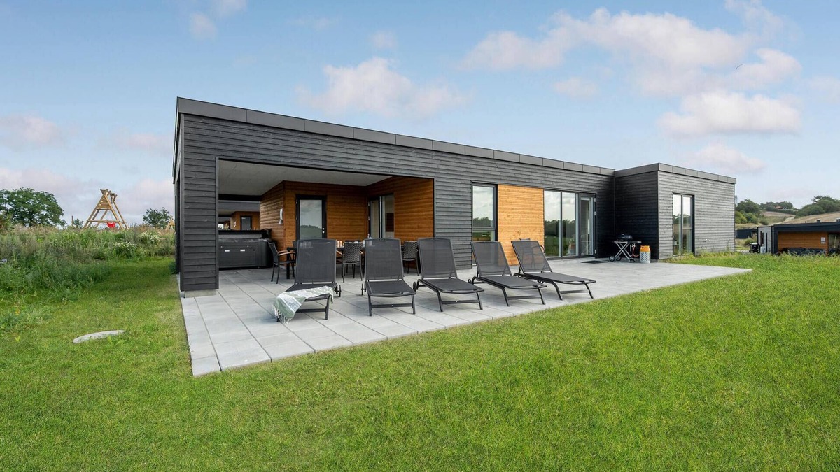 Hjarbæk House | 4 bedroom stunning home in Løgstrup