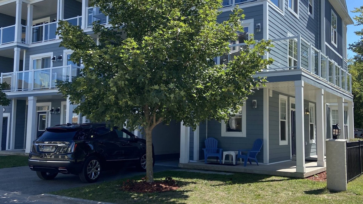 Wasaga Beach House | 4 bedroom townhouse in Wasaga Beach, steps to sandy beach, high speed wifi, AC