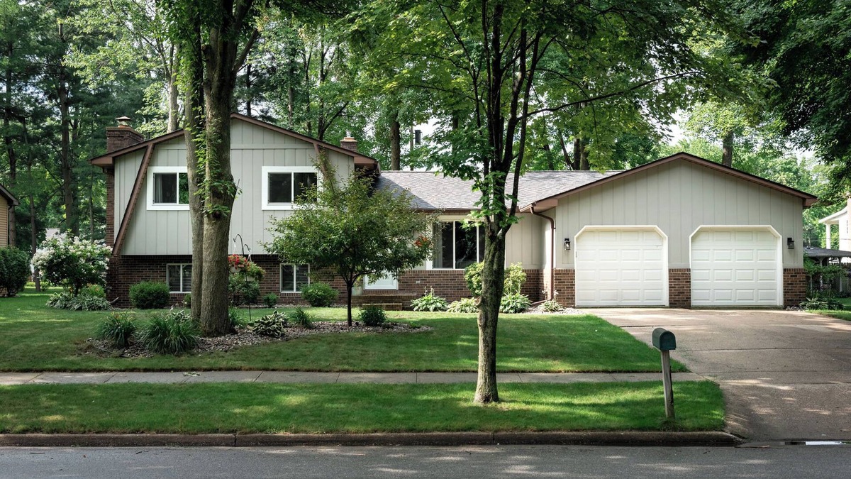 Midland House | 4-bedroom tri-level house in enchanting Midland with WiFi, AC. Pet friendly.