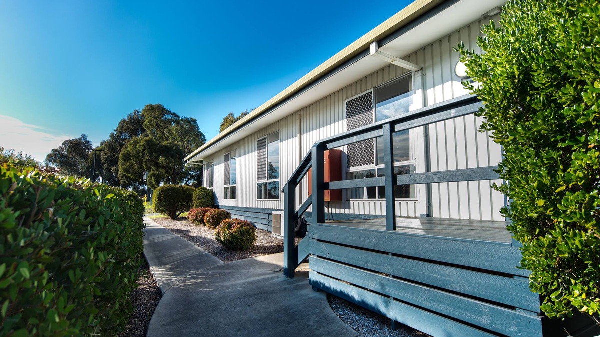 Churchill House | 4 bedroom unit in quiet location- pet friendly