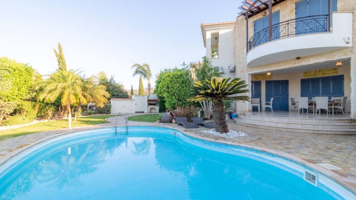 Neo Chorio House | 4-bedroom villa in Latchi with pool table