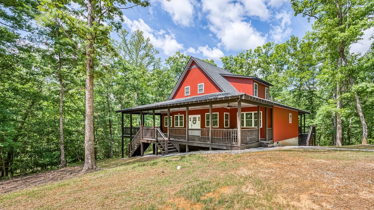 Lanexa House | 4-bedroom waterfront homestead near Williamsburg with WiFi, AC. Book now