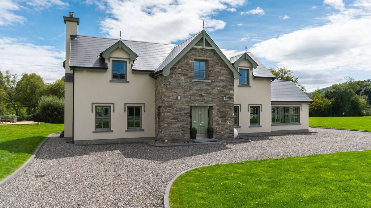 Kenmare House | 4 bedroomed luxury home in a quiet area