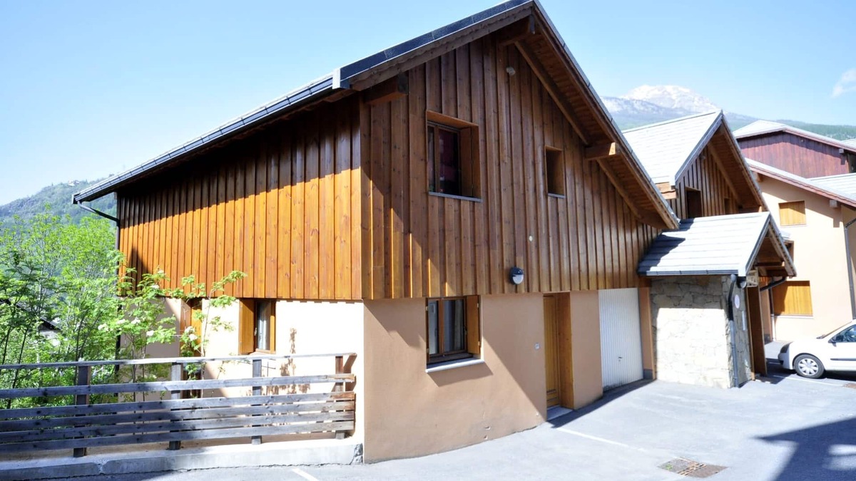 Forville Cabin | 4 bedroomed modern chalet in southern Alps in France's highest town.
